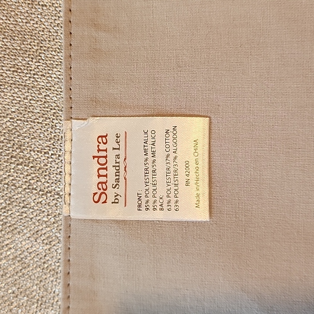 Table linens - Picture 2 of 2